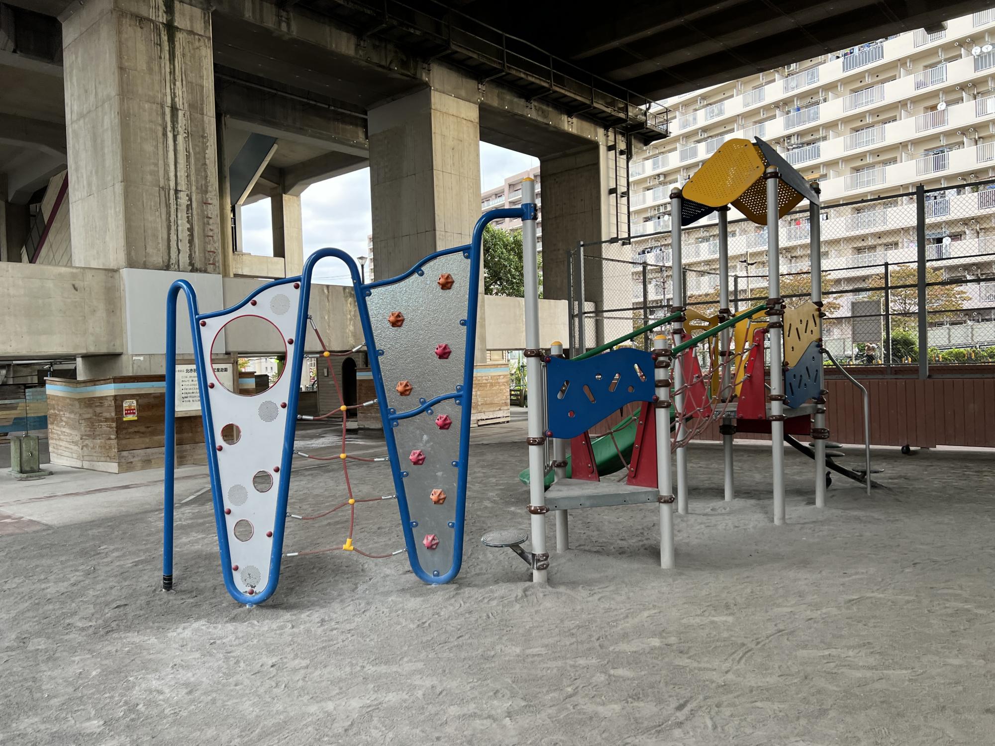 北赤羽駅高架下児童遊園