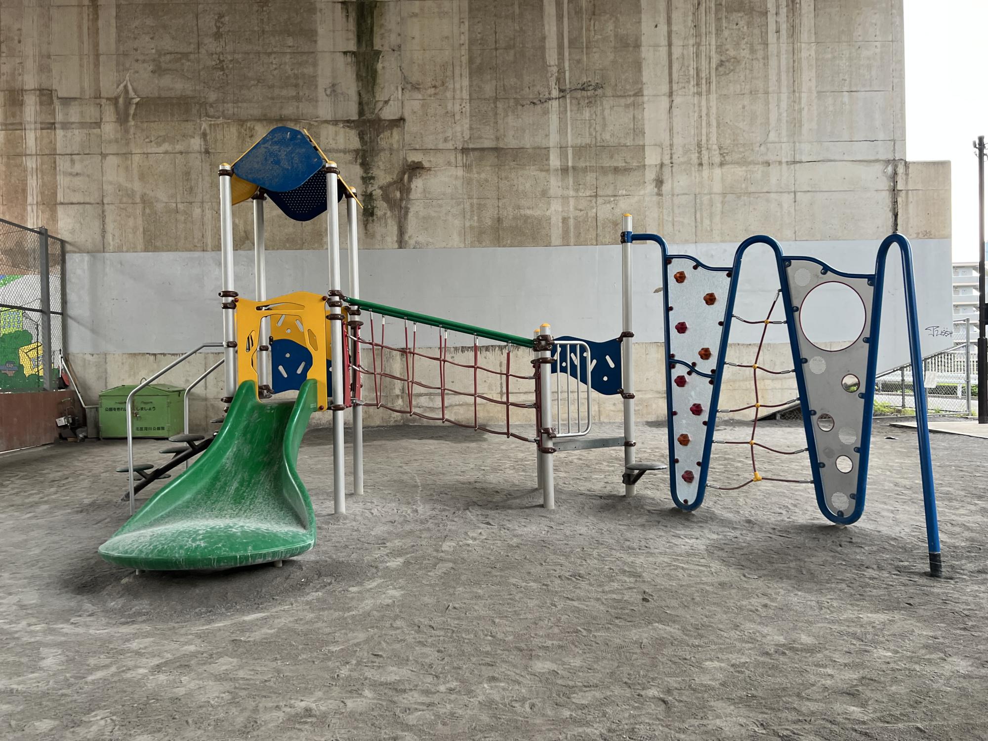 北赤羽駅高架下児童遊園