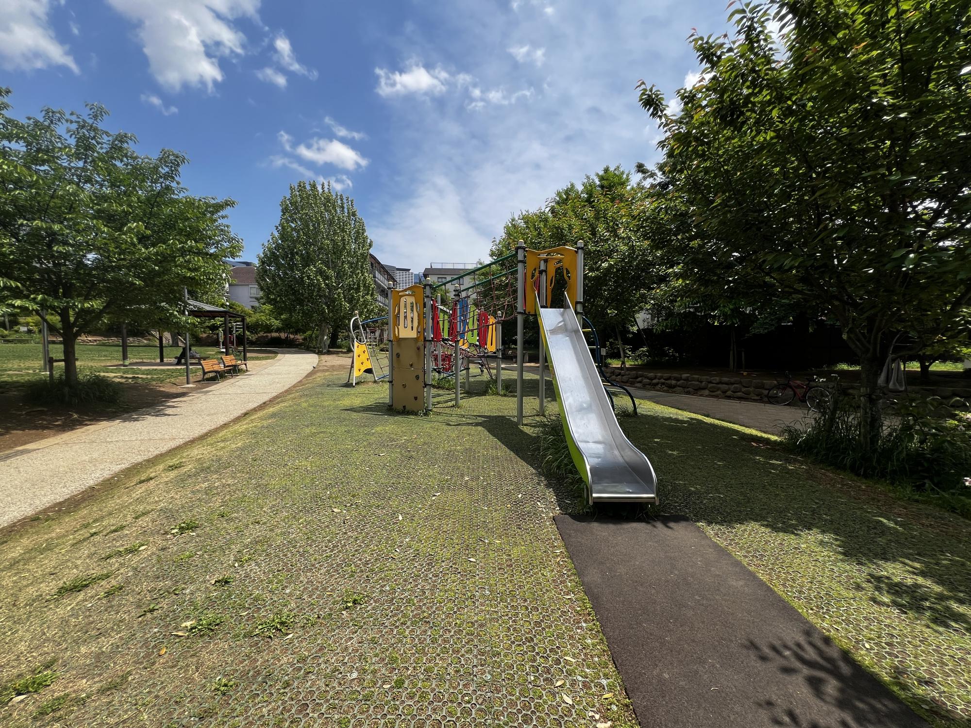 中野区立本二東郷やすらぎ公園