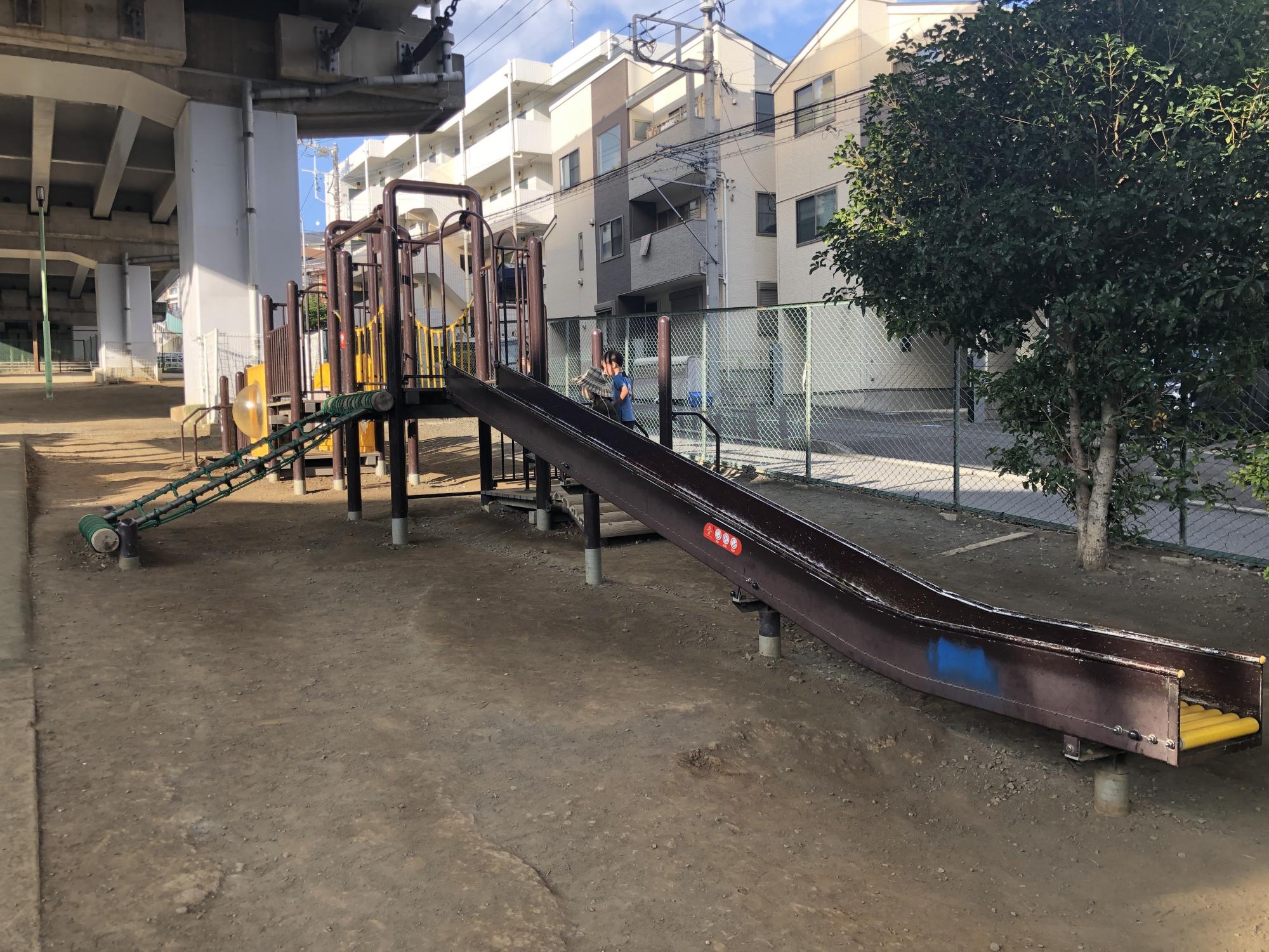 馬絹陸橋下公園