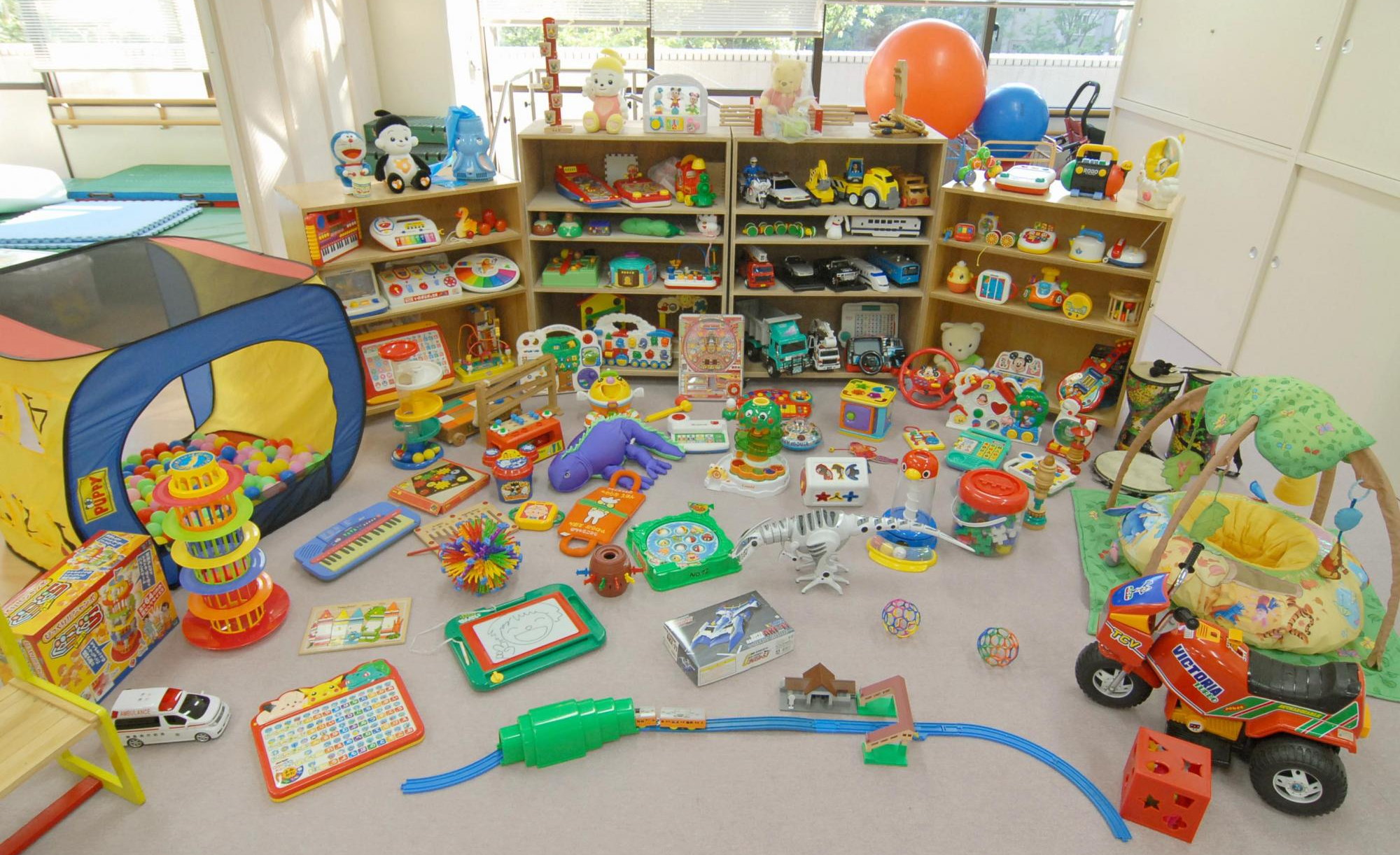 こばとおもちゃのとしょかん