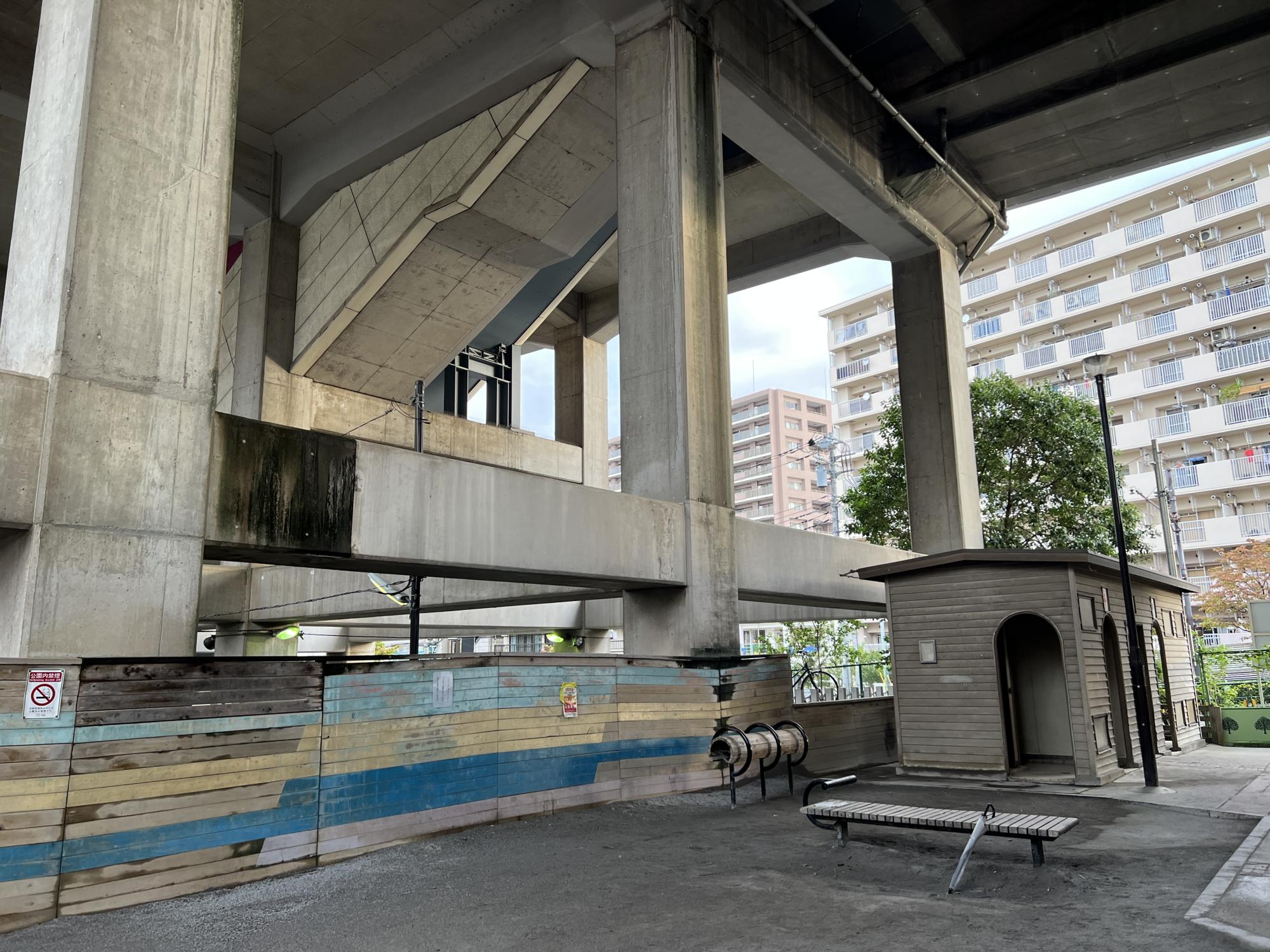 北赤羽駅高架下児童遊園