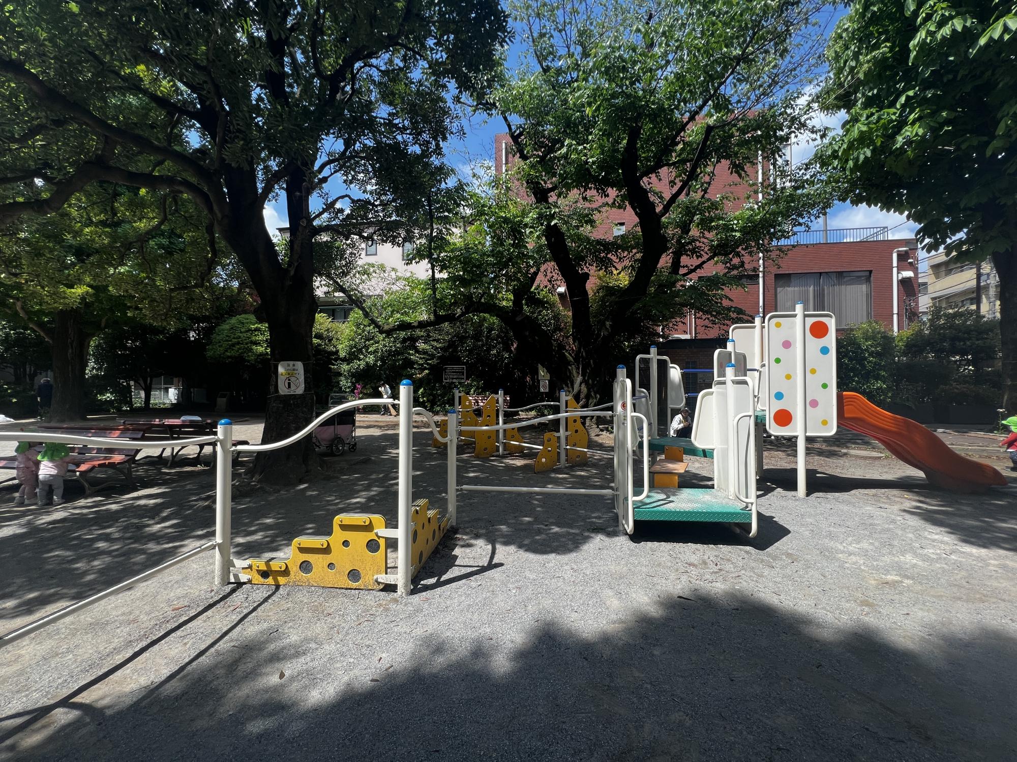 中野区立早稲田通り公園