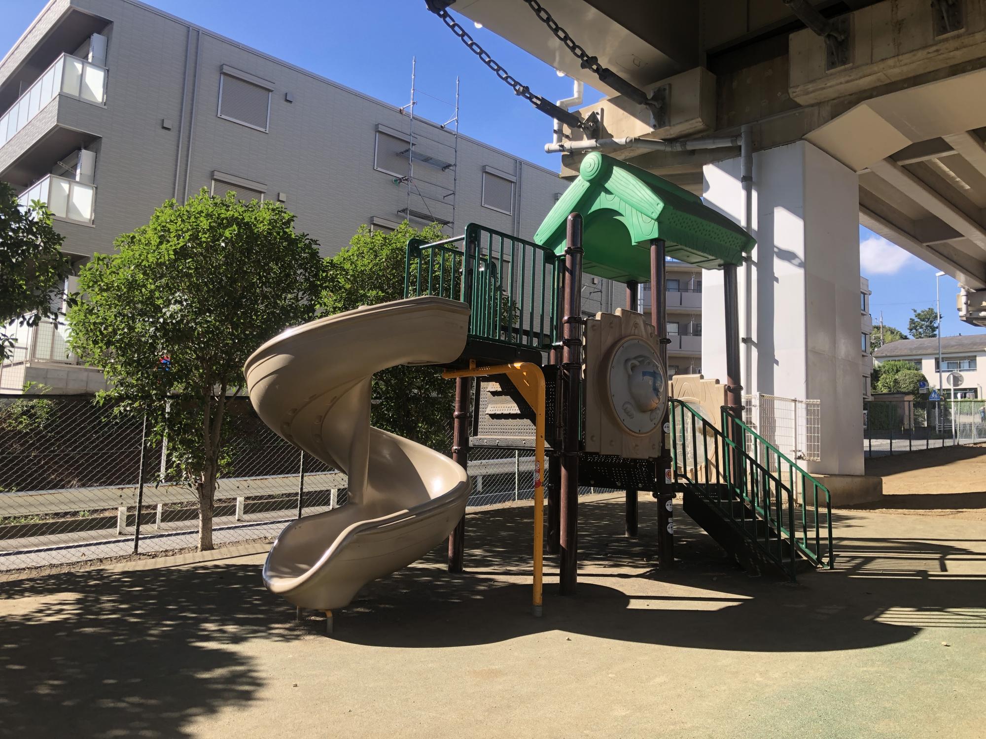 馬絹陸橋下公園